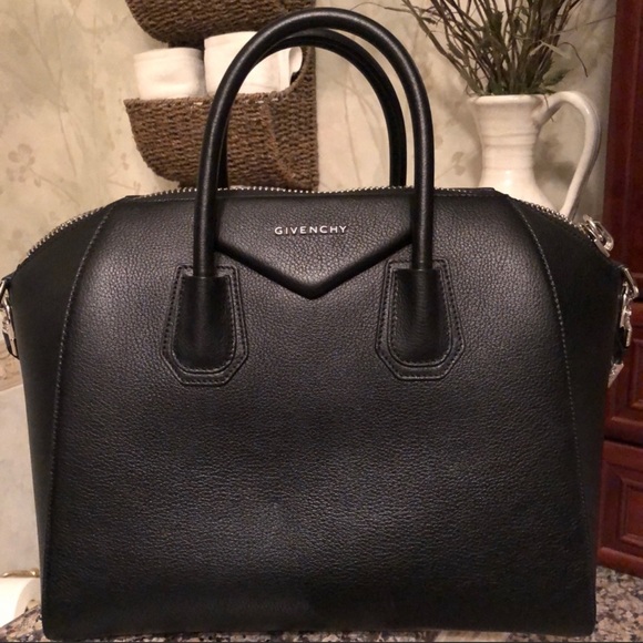 Givenchy Handbags - Givenchy Medium Antigona Sugar Leather satchel